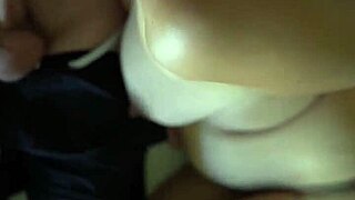 Wow, śliczna ciężarna laska ujeżdża na masywny POV creampie!