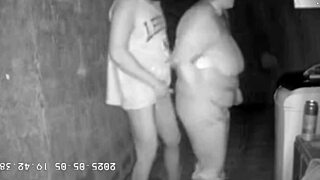 Hej, uhvaćena maćeha jebe pastoraka na skrivenoj kameri u uličici!