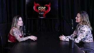 Rödhårig i kostym delar smutsigt snack under intim massage.