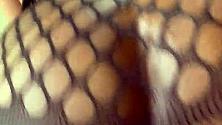 Puicuță 18+ cu fund bubă mare călărește dildo intens până la squirt