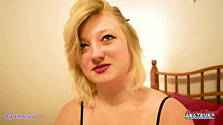 блондинка Фейтс Хоуп заглатывает большой член