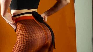 Big ass babe Keep Chambers poses hot, exposing stunning natural body