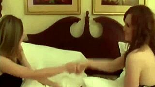 Το Ξενοδοχείο Δικό μας! Αδύνατες Νεαρές Λεσβίες σε Εσώρουχα Παίζουν Βρώμικα