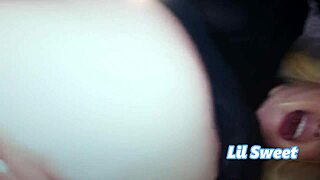 Me follo a esta petite mientras miro otra. Amo las teens así.