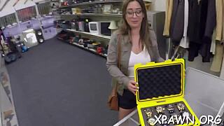 Diletantka sa stane neposlušnou v zadnej miestnosti s mokrou akciou