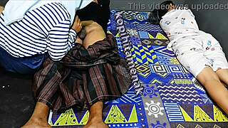 น้องสาวตัวเล็กเข้ามาร่วมสนุกกับควยแข็งๆ ของสามีผม