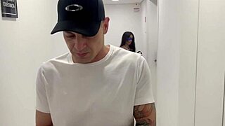 Neighbor lost key, gave me her wet pussy?