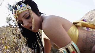 يو، أنا أمارس الجنس خارجاً مع هذه الفتاة العربية من الشرق الأوسط، كسها مبلل جداً!