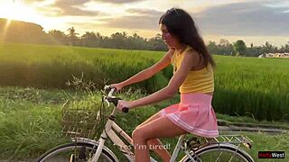 Slađana 18-godišnjakinja majstori bicikl i kurac stranca napolju sa creampie-jem