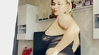 مؤخرتي الكبيرة جعلتني مجنونة اليوم، تريد رؤيتها؟ 🍑