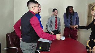 Biuro szaleje z powodu chętnego szybkiego numerka! 😜