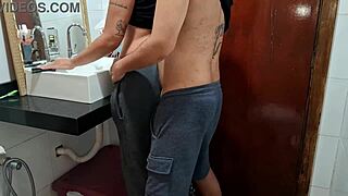 Ujel sem služkinjo v kopalnici za hiter liz. Žena nič ne ve, sonči se zunaj.