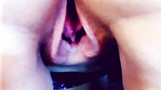 Bunda Matang Poles Bibir Memek Besar dalam Aksi Cougar Close-Up