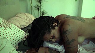 كالي سويتس تستمتع بلعب القدم في نيك كولومبي جامح