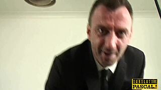 عبدة بريطانية تأخذ شرجياً في جلسة ثلاثية عنيفة متعددة الأعراق