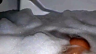 a chi va di farmi compagnia sega in vasca idromassaggio