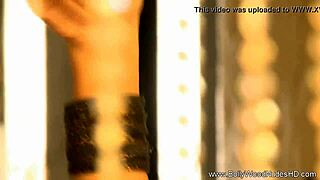 Эротический танец вуали: раздевающаяся брюнетка в стриптизе, дразнит индианка