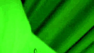 ワオ！セクシーなアリスがキッチンで彼氏にフェラして巨大な精液を飲む！