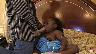 Омг, тази черна джудже с огромни цици дава страхотни свирки, знаеш ли!