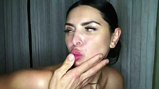 شاب جائع بقضيب كبير يجعل كيرا كوين تخرج بقوة في ركوب بري