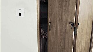 padrasto perde a cabeça e visita enteada à noite