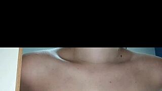 Novinha gostosa sensualizando na frente do espelho.