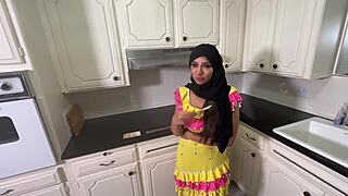 does amira ali squirt for money in this solo?