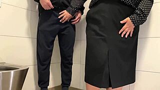 Kıvrımlı üvey anne üvey oğlunu halka açık tuvalette boşaltıyor