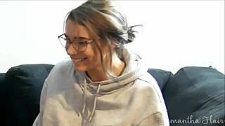 Samantha Flair spionează blowjob-ul tatălui vitreg înainte să se alăture.