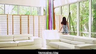 Два брата показывают милой Амбер Пич дикие интеррасовые трюки!