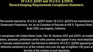 Japonská kráska září ve stylových džínách v ukázkovém videu