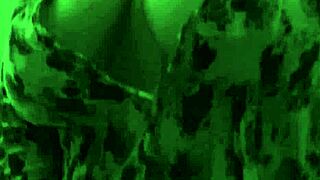 João sa cíti nezbedne v sprche s chudou latinskou babou Nicolou Cariocou a veľkým čiernym kurcom