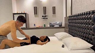 Latino hotwife kocası tarafından motel macerası için serbest bırakıldı, spor salonu arkadaşıyla.