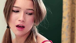 nevaljala studentkinja u kostimu prska dok jebe stakleni dildo do ejakulacije s Apolonia Lapiedra