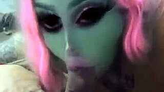 Dziwka obca ssie kutasa deepthroat