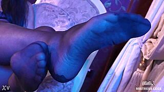 i'm a sexy godess in black pantyhose, teasin you with my feets and toes up close