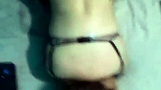 pov me la mete de perrito en la cama grande mientras hacemos webcam con la neetbook