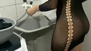 contratei essa empregada gostosa e ela veio com vestido que me deu tesão demais