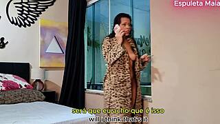 الفتاة البنية الساخنة تتصل بزوجها المهزوم