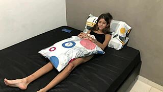 Pillé a mi hijastrita 18+ masturbándose, la ayudé con follada latina dura