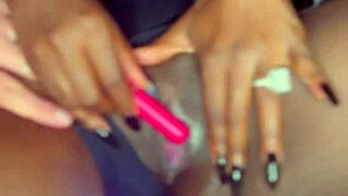 Sexy černá modelka dráždí bílého chlapa hrou s vibrátorem