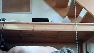 Zal deze gebonden MILF zich onderwerpen aan vernedering in de kantoor van de meester?