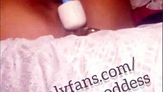 why does that sexy thot squirt on dildo?