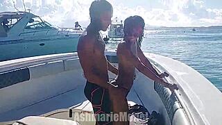 Babe peluda de biquíni dança no barco, tour selvagem