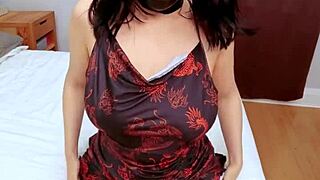 Не мога да спра да те дразня с косматата си подмишница в стриптийз за теб