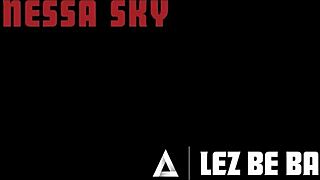 Lez Be Bad - Vanna Bardot Komşu Vanessa Sky'yi Pencere Mastürbasyonuyla Baştan Çıkarıyor Strap-On Sikme İçin