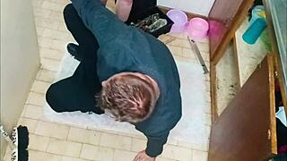 Сантехник чинит раковину и становится мокрым 😏