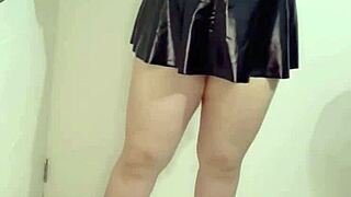 Mexická latinská MILF sekretárka sa vyzlieka a ukazuje nohavičky a viac