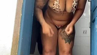 patroa seduces pedreiro in bathroom toilet