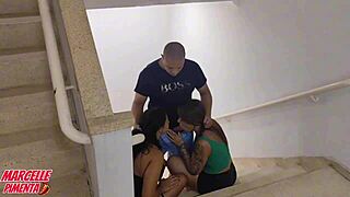 Casal encontra vizinha tarada na escada e as safadas entram na piroca do dotado?